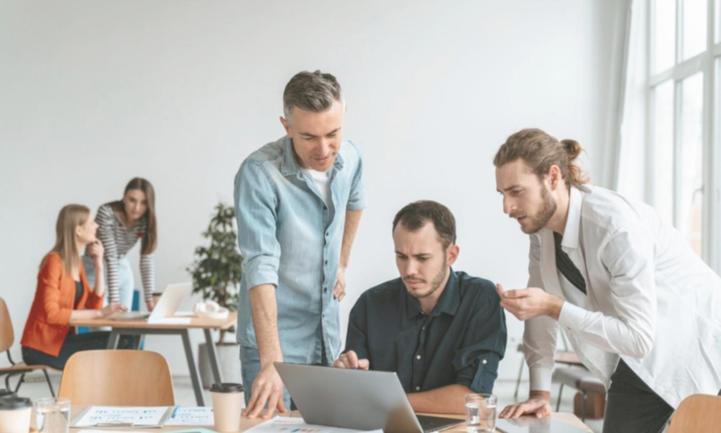 Professionista della psicologia durante una sessione di formazione pratica